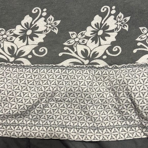 🌟3 for $21🌟DEREK HEART FLORAL & RUFFLE HEMMED TANK TOP—MEDIUM - Picture 4 of 4